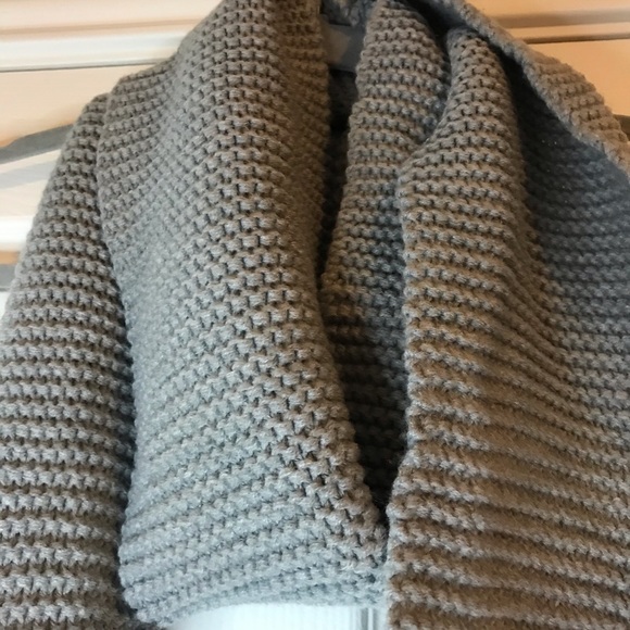 Calvin Klein Knitted Grey Chunky Scarf - Picture 4 of 5
